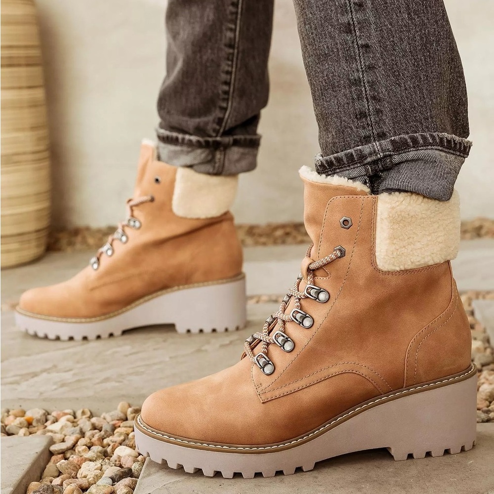 NEW DV by Dolce Vita Women’s Sherpa Collar Russit Ankle Boots